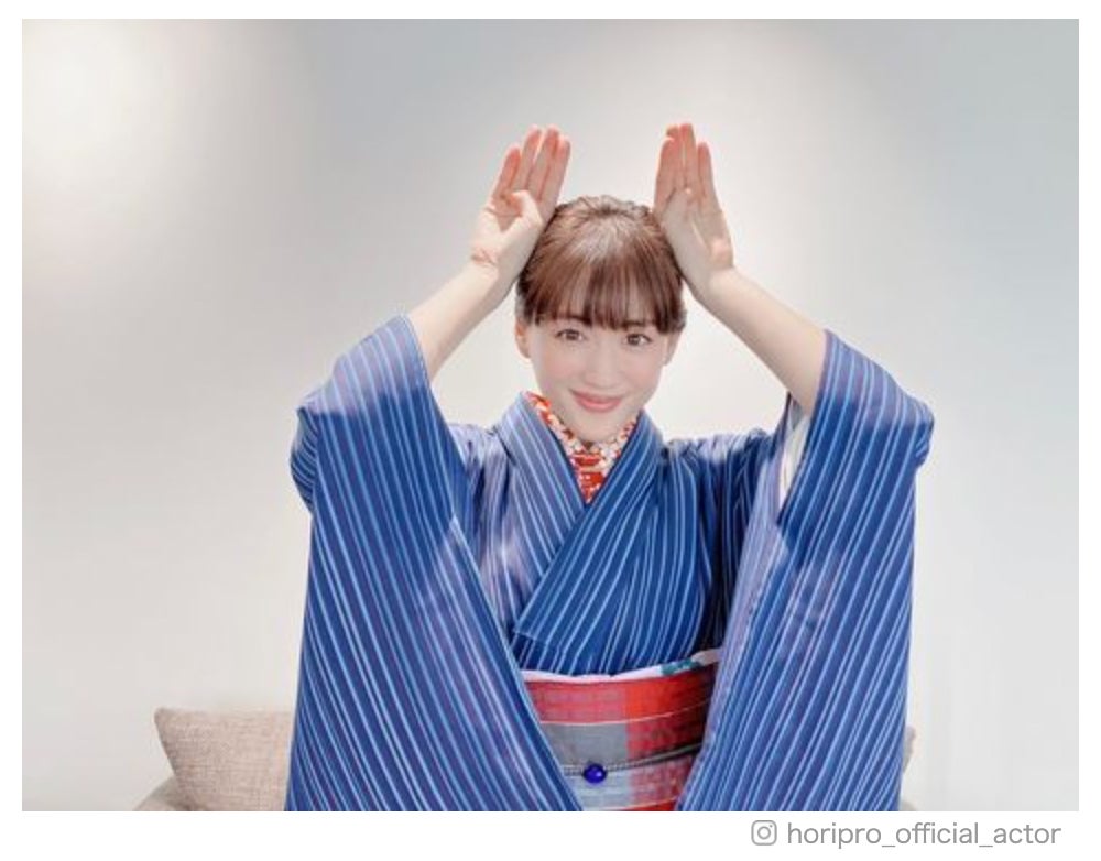 綾瀬はるか、晴れ着姿で“うさぎポーズ”「元旦から目の保養」「可愛すぎる」と反響