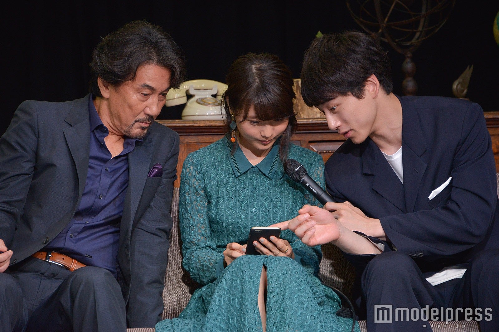 役所広司、坂口健太郎とゲームを体験する有村架純（C）モデルプレス