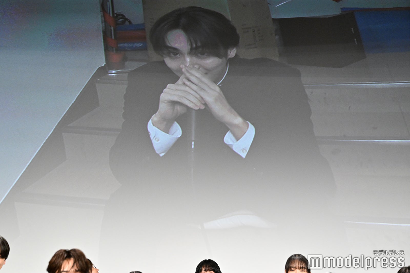 バックヤードに退場した吉野北人（C）モデルプレス