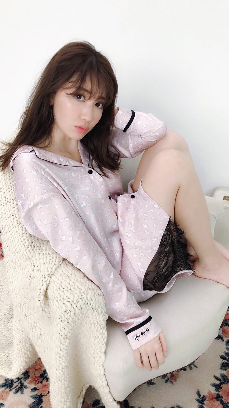 小嶋陽菜 Sexyパジャマ姿で美脚あらわ 色気がすごい 最高に可愛い と反響 モデルプレス 小嶋陽菜 Sexyパジャマ姿で美脚あらわ 色気がすごい 最高に可愛い と反響 モデルプレス