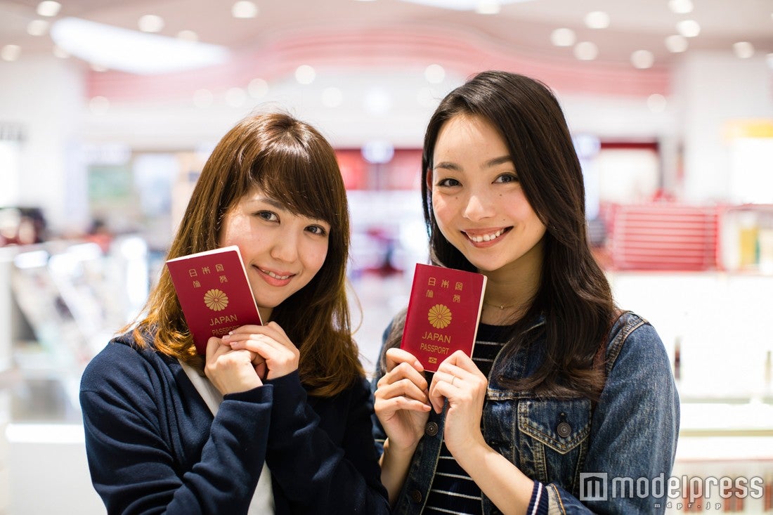 パスポートおよび30日以内に海外へ出国する航空券を持参／モデル：比留川良子、百済友希（C）モデルプレス
