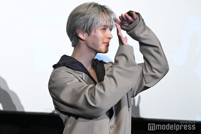 退場時にファンを見る奥野壮(C)モデルプレス