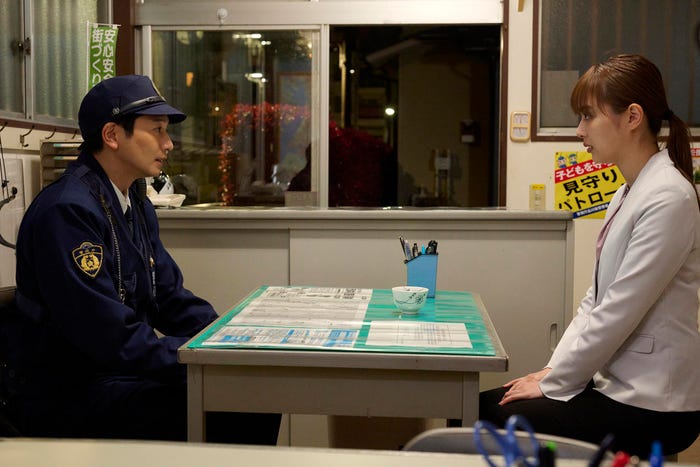 向井理、内田理央「ダブルチート 偽りの警官 Season1」第7話より(C)テレビ東京 WOWOW