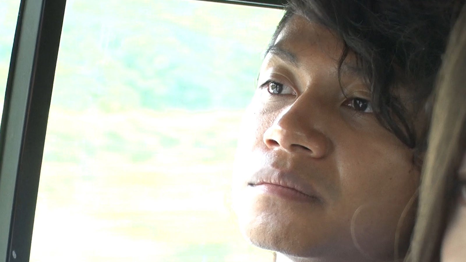 悩むあきら／「あいのり：Asian Journey」第20話より（C）フジテレビ