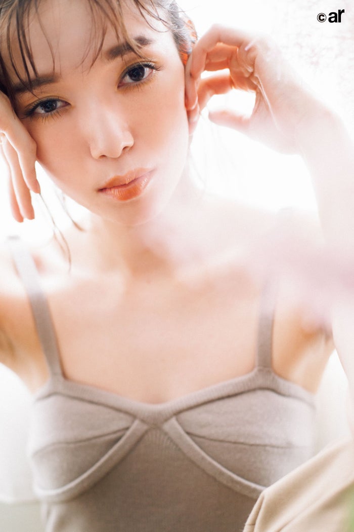 佐藤栞里 Sexy肌見せでアンニュイな表情 モデルプレス