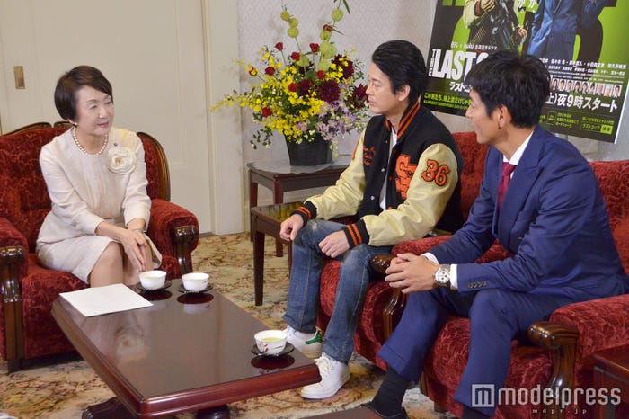 表敬訪問の様子(左から)林文子氏、唐沢寿明、沢村一樹(C)モデルプレス