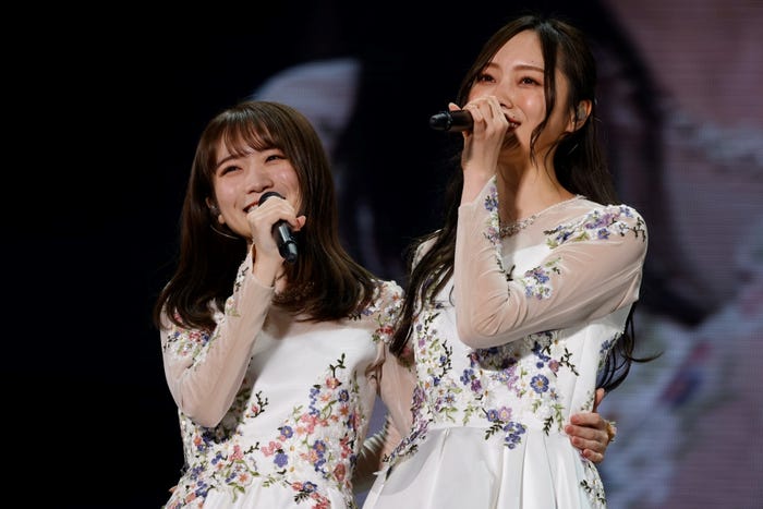 秋元真夏、梅澤美波「秋元真夏 卒業コンサート」より(C)乃木坂46LLC