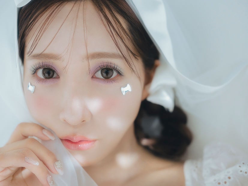 三上悠亜、“きゅん”が止まらないファッションコスプレ披露　2023年カレンダー決定