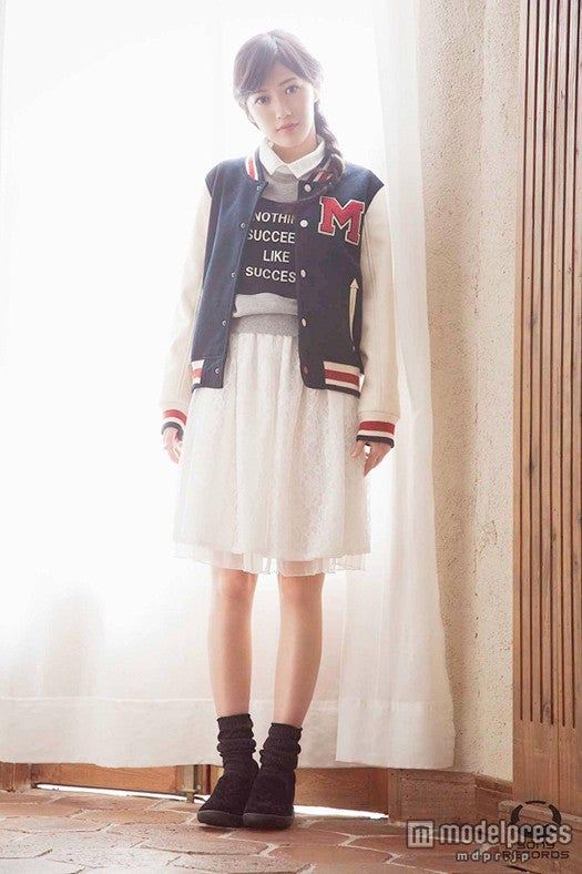 「ファッションBOOK」盤では“おしゃれまゆゆ”を披露し、新しい渡辺麻友を見ることができる