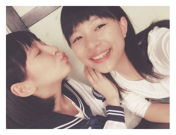 芳根京子、吉岡里帆からキス？2ショットに反響「仲良し」「透明感がすごい」