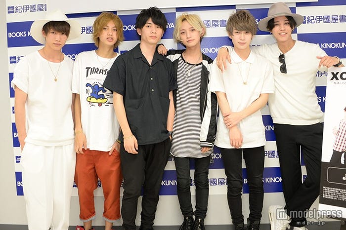 XOX/左から:志村禎雄、村瀬ジョンケビン、田中理来、とまん、木津つばさ、バトシン