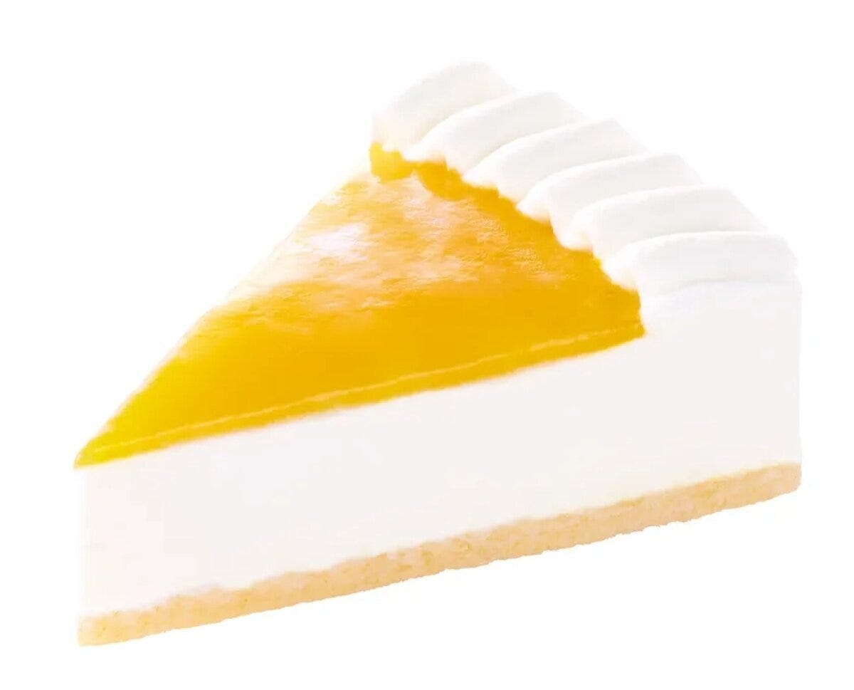 白いレアチーズケーキにマンゴーソースがかかりホイップが添えられている