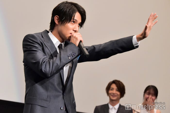 中川大志のエア壁ドン (C)モデルプレス