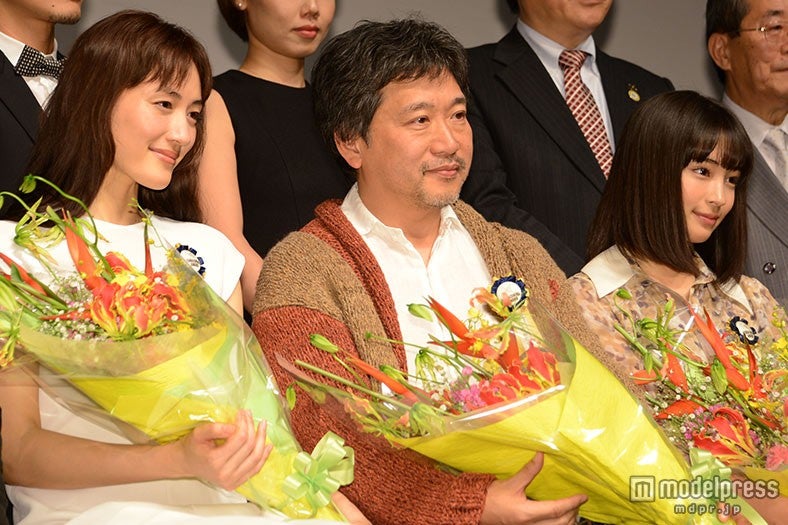 （左から）綾瀬はるか、是枝裕和監督、広瀬すず