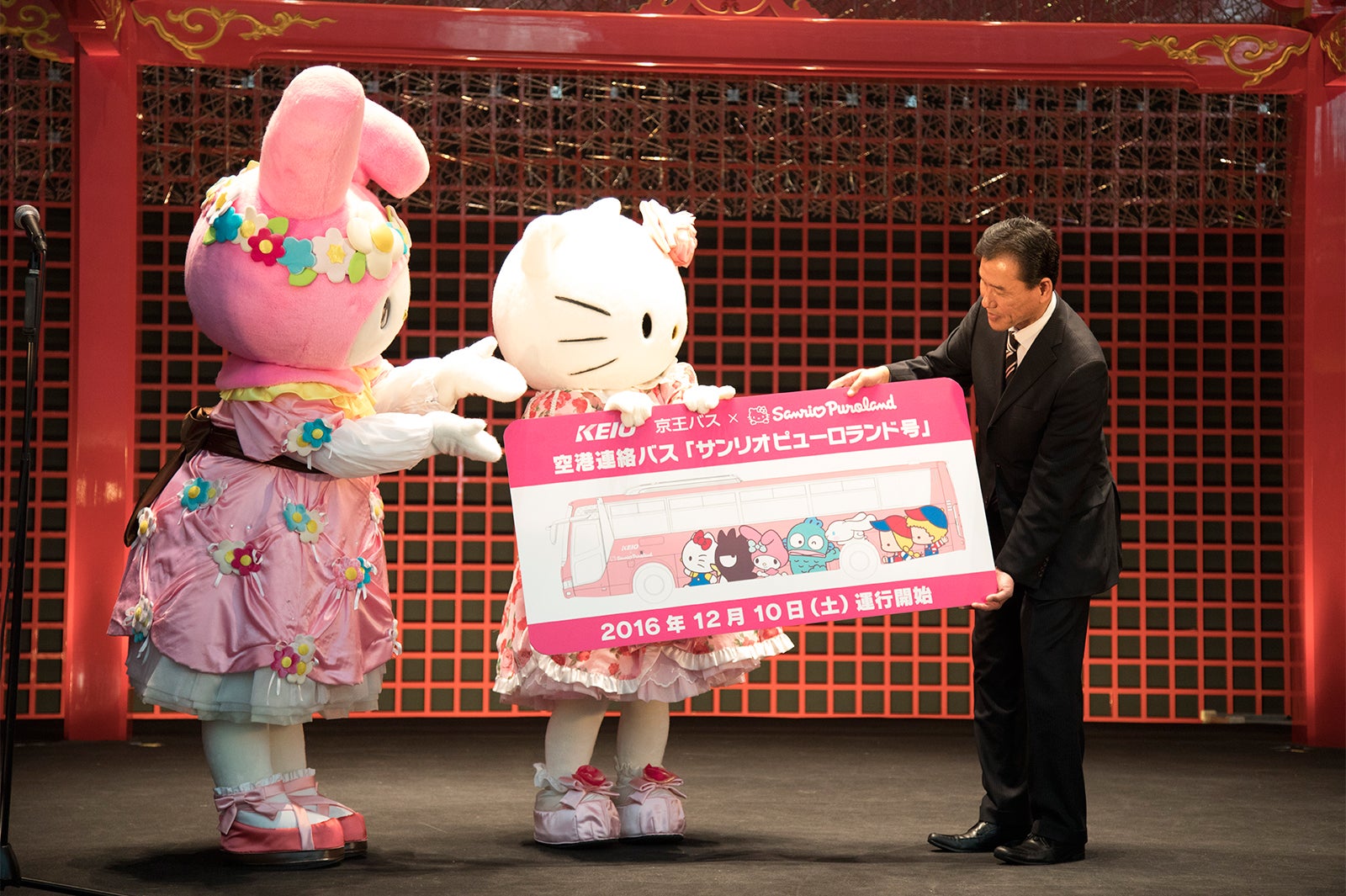 ハローキティから立石常務へ記念パネルの受け渡し（C）2016 SANRIO CO．，LTD．