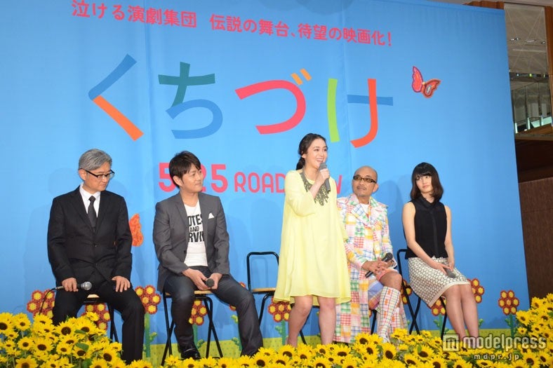 （左から）堤幸彦監督、宅間孝行、貫地谷しほり、竹中直人、橋本愛