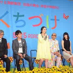 (左から)堤幸彦監督、宅間孝行、貫地谷しほり、竹中直人、橋本愛