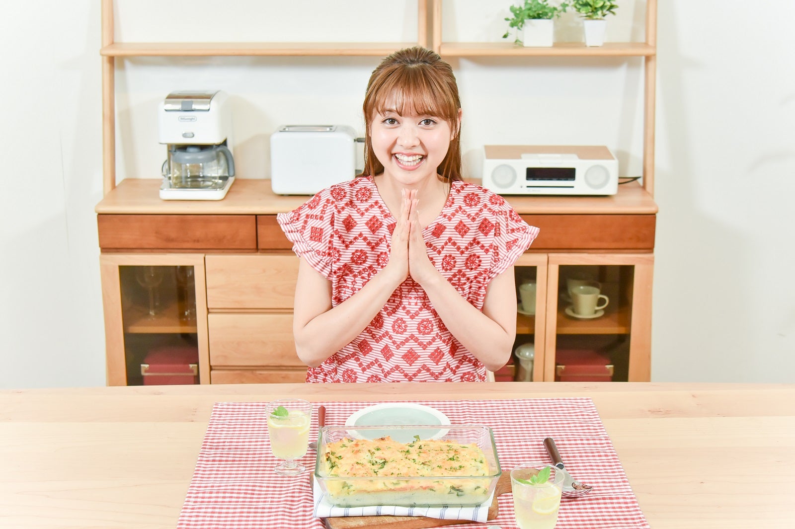 初のテレビの前での料理に緊張したと言いつつも美味しいキッシュが完成／松元絵里花
