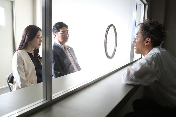 (左から)村川絵梨、松尾諭、ムロツヨシ「うちの弁護士は手がかかる」第9話より(C)フジテレビ