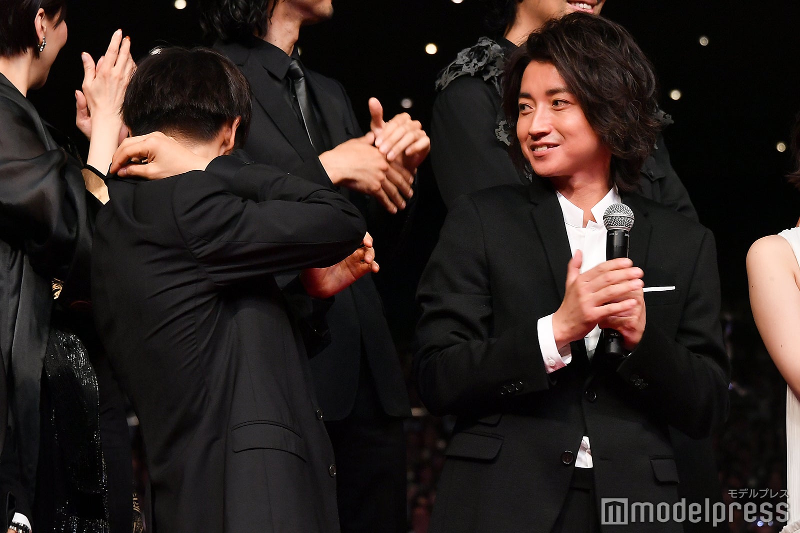 銀テープが背中に入った？窪田正孝、それを見つめる藤原竜也 （C）モデルプレス