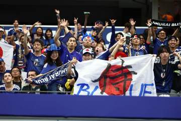W杯初戦オランダ戦スタジアムは早くも両国サポーター熱狂 日本サポーターも大声援で「バモス日本！」 本田圭佑氏「僕の周りの応援のすさまじさを感じとってほしい」