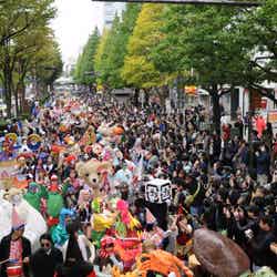 新川通りを完全ジャックする「ハロウィン・パレード」／画像提供：川崎市