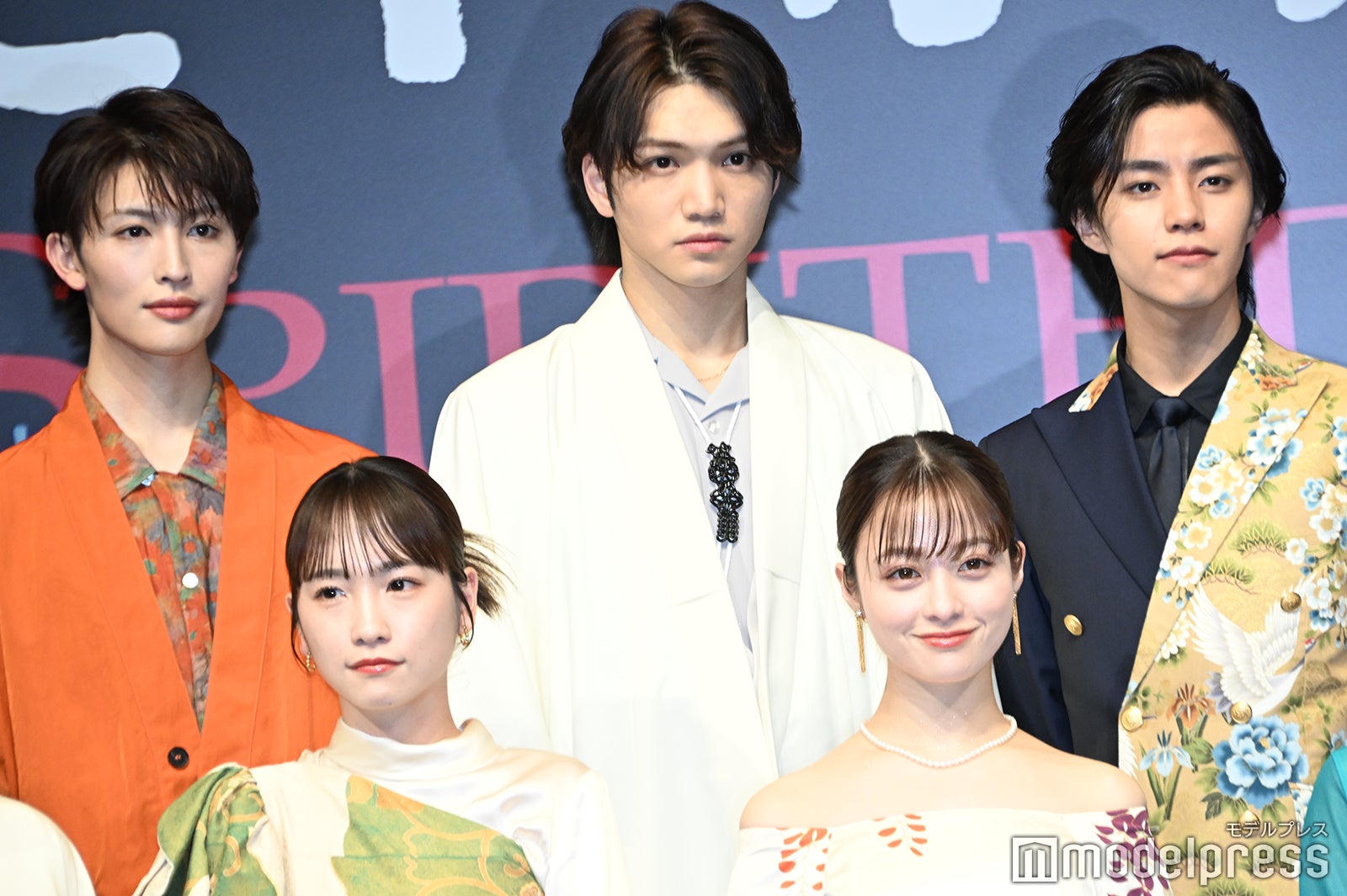 （後列左から）増子敦貴、三浦宏規、醍醐虎汰朗（前列左から）川栄李奈、橋本環奈（C）モデルプレス
