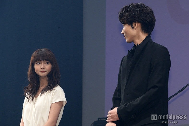 多部未華子（左）、綾野剛