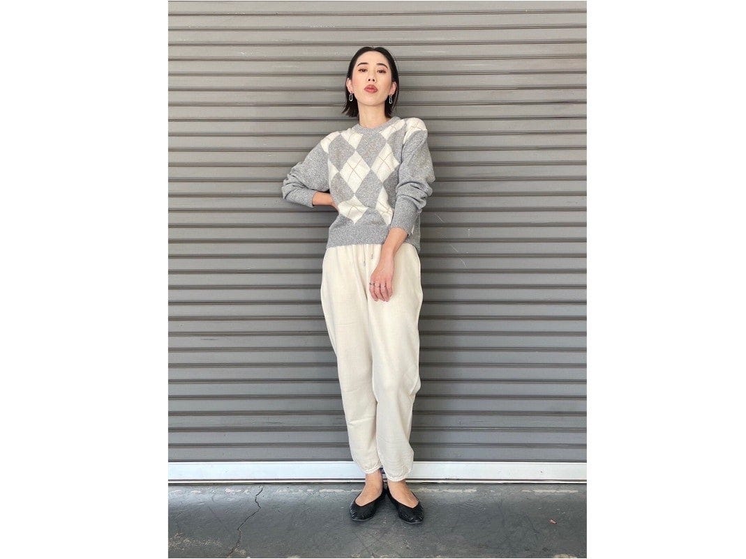 ニットの柄とパンツの色を「白」でリンクしてすっきり　出典：StyleHint