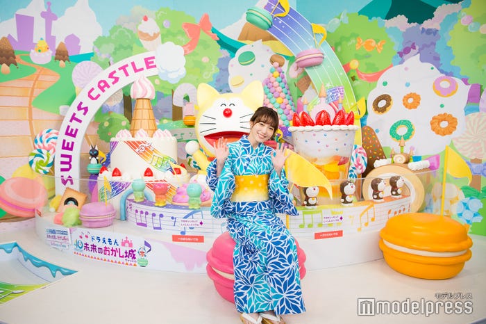 『テレビ朝日・六本木ヒルズ 夏祭り SUMMER STATION』のフォトスポットで記念撮影/飯豊まりえ(C)モデルプレス