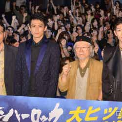 映画「キャプテンハーロック」の初日舞台挨拶に出席した（左から）荒牧伸志監督、小栗旬、松本零士氏、三浦春馬