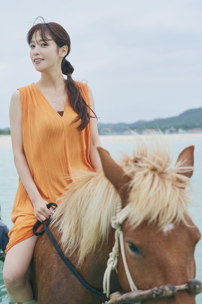 鷲見玲奈(C)三瓶康友/集英社