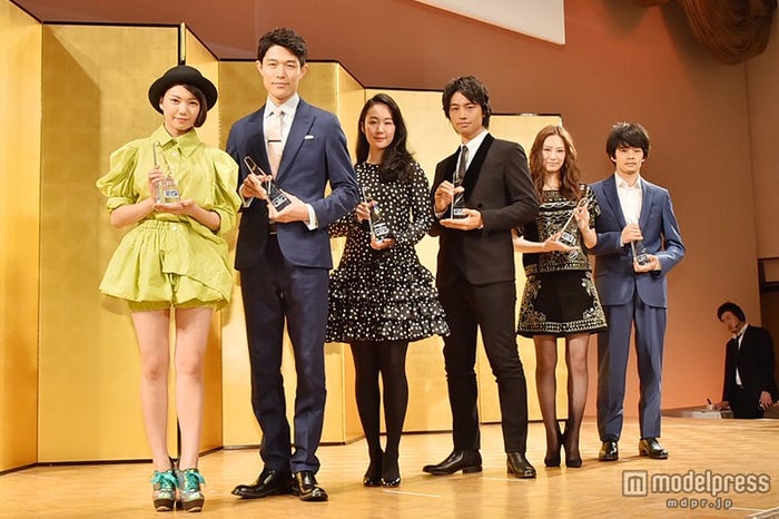 「2015年 第39回エランドール賞」新人賞授賞式(左から)二階堂ふみ、鈴木亮平、黒木華、斎藤工、北川景子、池松壮亮