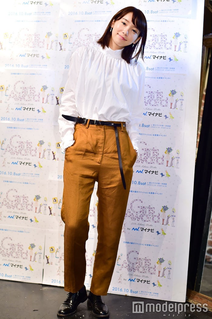 飯豊まりえ 秋のリアル私服公開 メンズライクな シャツ パンツ ルックを真似したい Girlsaward フィッティングに潜入 モデルプレス 飯豊まりえ 秋のリアル私服公開 メンズライクな シャツ パンツ ルックを真似したい Girlsaward フィッティングに潜入 モデルプレス