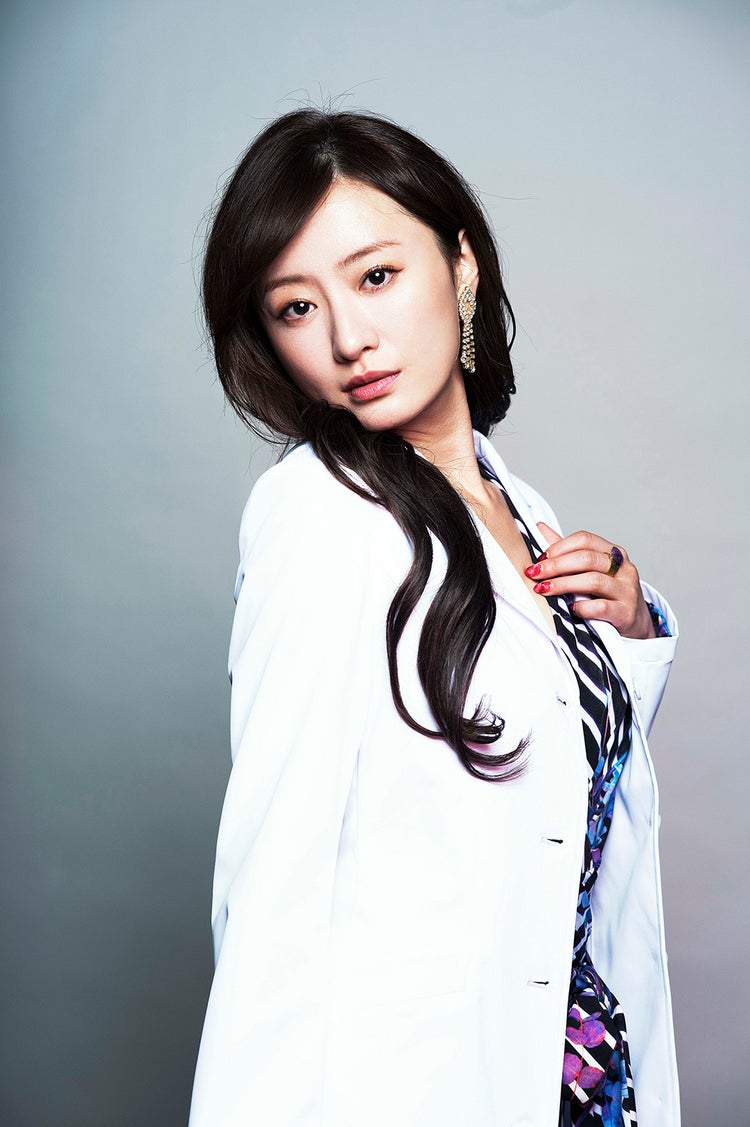画像2 6 松本まりか 色気たっぷり美人女医役に 突っ込みどころ満載かと思う 神酒クリニックで乾杯を モデルプレス