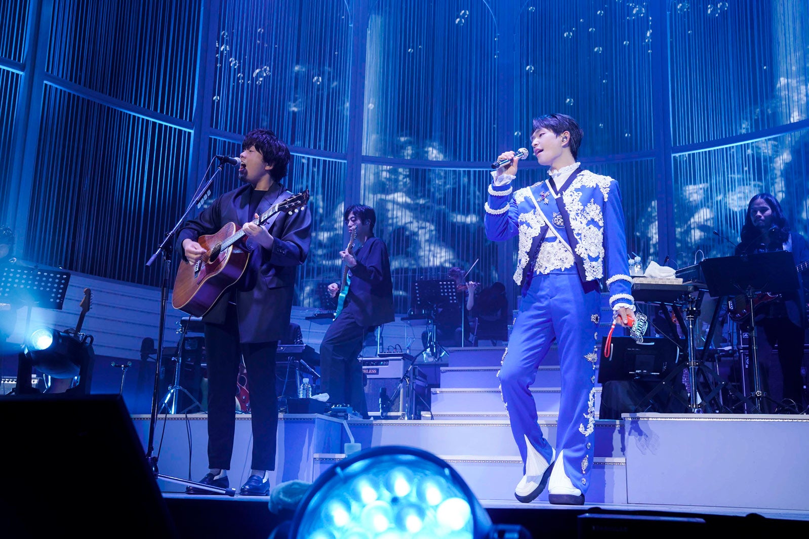 秦基博、オンユ／撮影：上飯坂一