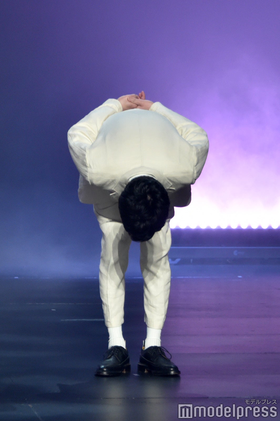 深々とお辞儀をする田中圭（C）モデルプレス