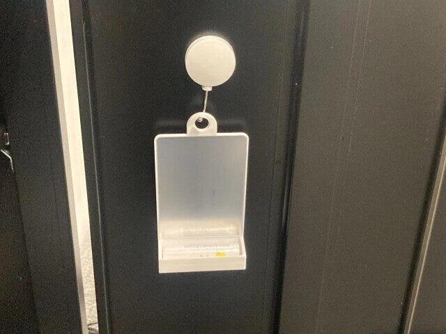 セリアの身だしなみチェックができるロッカー用トレー付きミラー