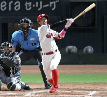 広島・菊池 完敗ムード払拭3号2ラン 秋山の代打安打をベテラン組でつないだ「僕の一本がきっかけになればいい」