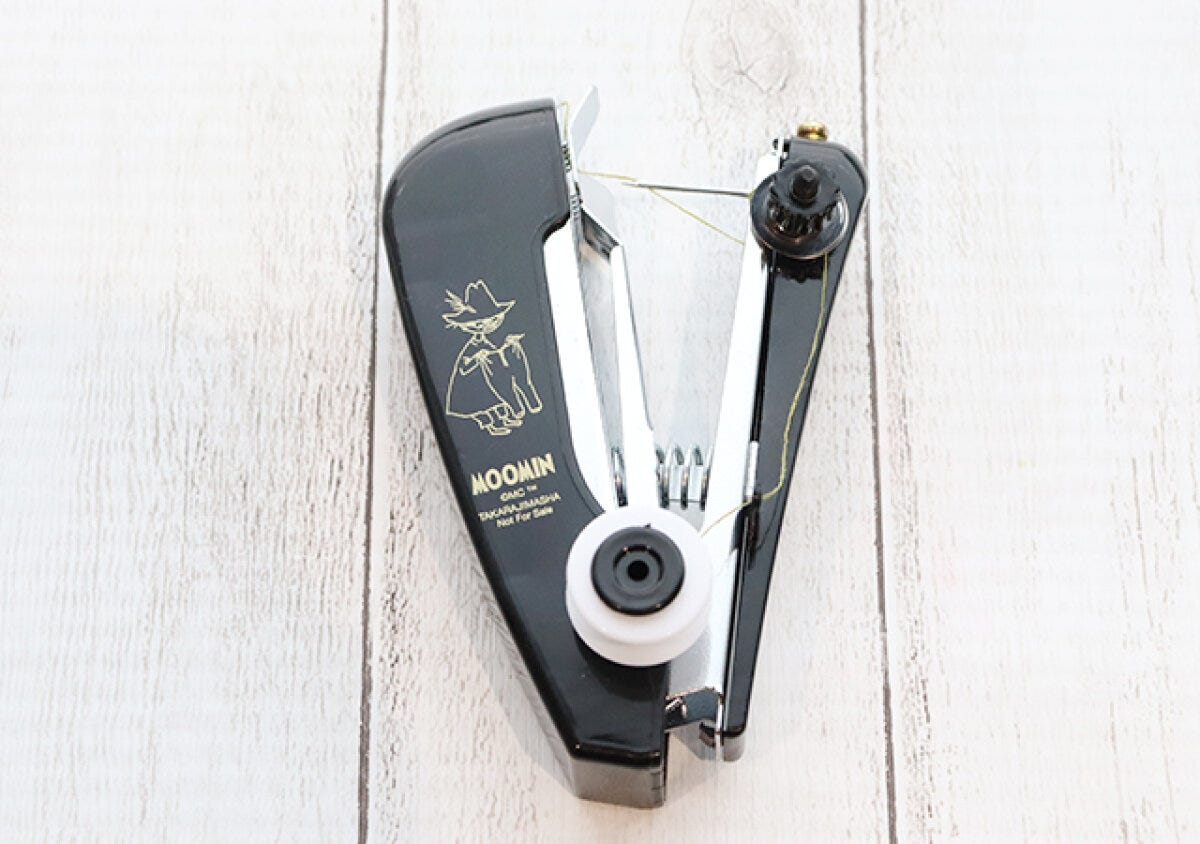 宝島社 雑誌付録 モノマスター3月号増刊 ムーミン スナフキン ハンディ・ミシンと巾着セット 宝島社雑誌付録モノマスター3月号増刊のムーミンのスナフキンハンディ・ミシンと巾着セット3