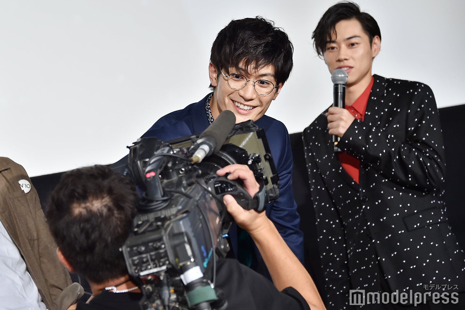 サインを入れる三浦春馬 （C）モデルプレス