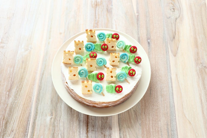 ふとっちょあおむしのチーズケーキ¥1.200(ドリンクセット価格)/TM &(C) 2018 Eric Carle LLC.