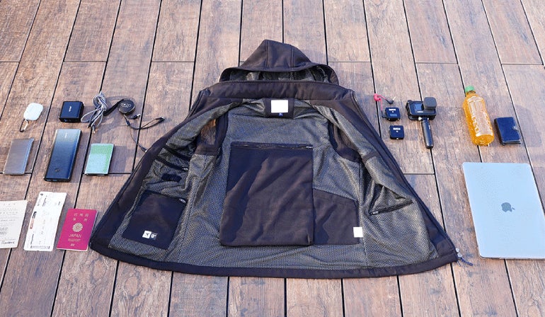 手荷物なしで外出ok Pc 貴重品 飲み物まですべて入る 着るリュック 置き引きやスリにあう心配もなし 女子旅プレス