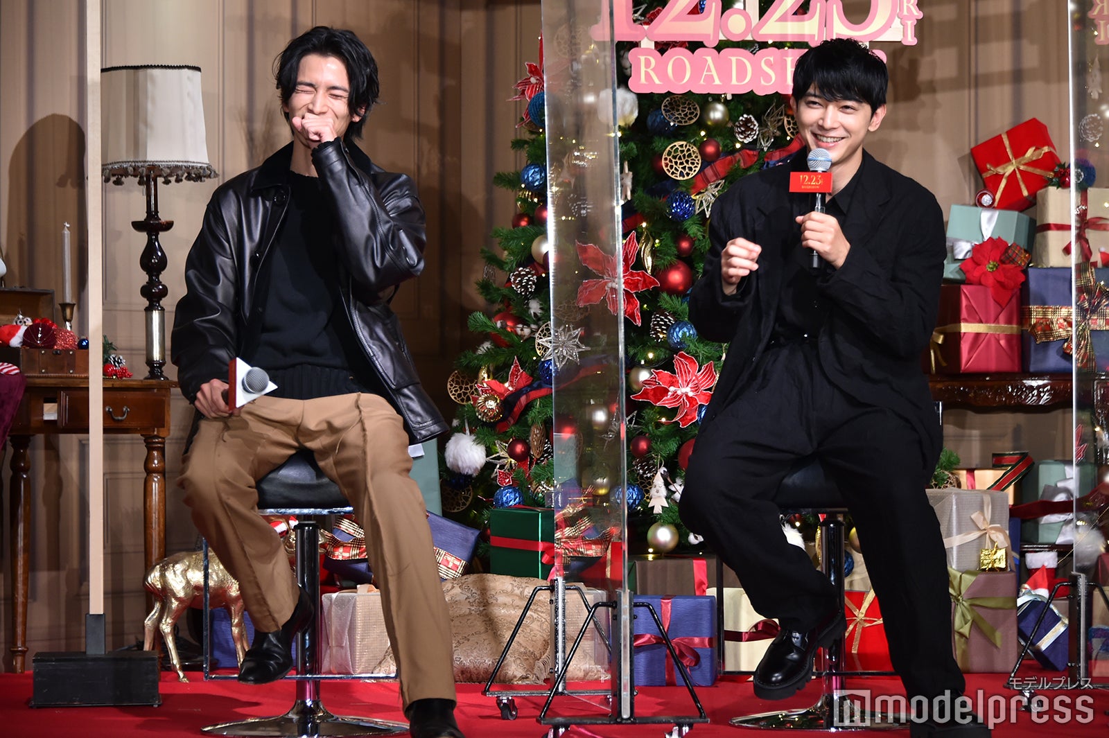 楽しそうな渡邊圭祐と吉沢亮（C）モデルプレス