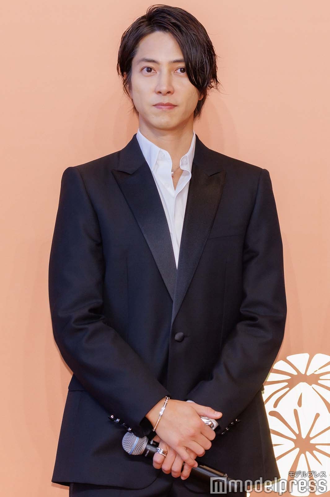 ブラックスーツを着こなす山下智久（C）モデルプレス