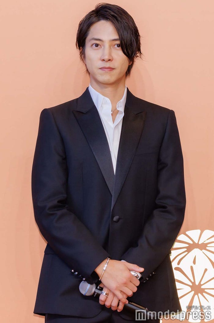 ブラックスーツを着こなす山下智久(C)モデルプレス