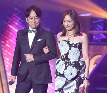 川口春奈 大人な雰囲気で3年連続レコ大司会 デコルテのぞくバラのモノクロドレスで魅了