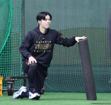 阪神 中野拓夢が球場に笑顔で到着 4日に体調不良で欠席