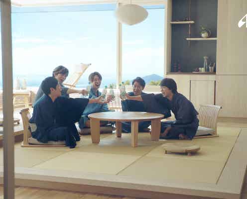 嵐、浴衣姿で乾杯 相葉雅紀発案の枕投げも