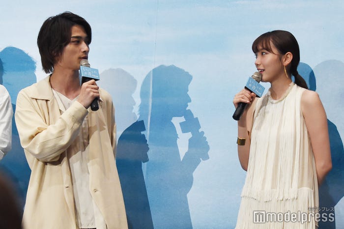 お互いの役柄と性格について話す横浜流星(左)、飯豊まりえ(右) (C)モデルプレス